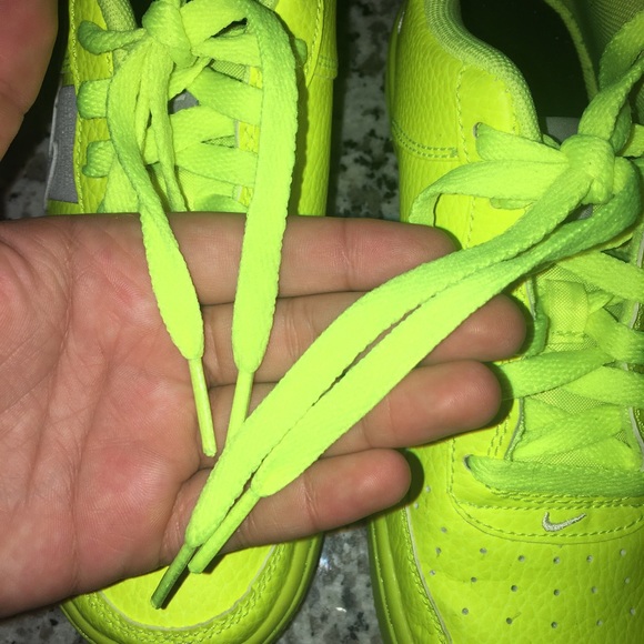 NIKE'S AIR FORCE 1 UTILITY ARRIVES IN A STRIKING "VOLT" - Picture 6 of 14